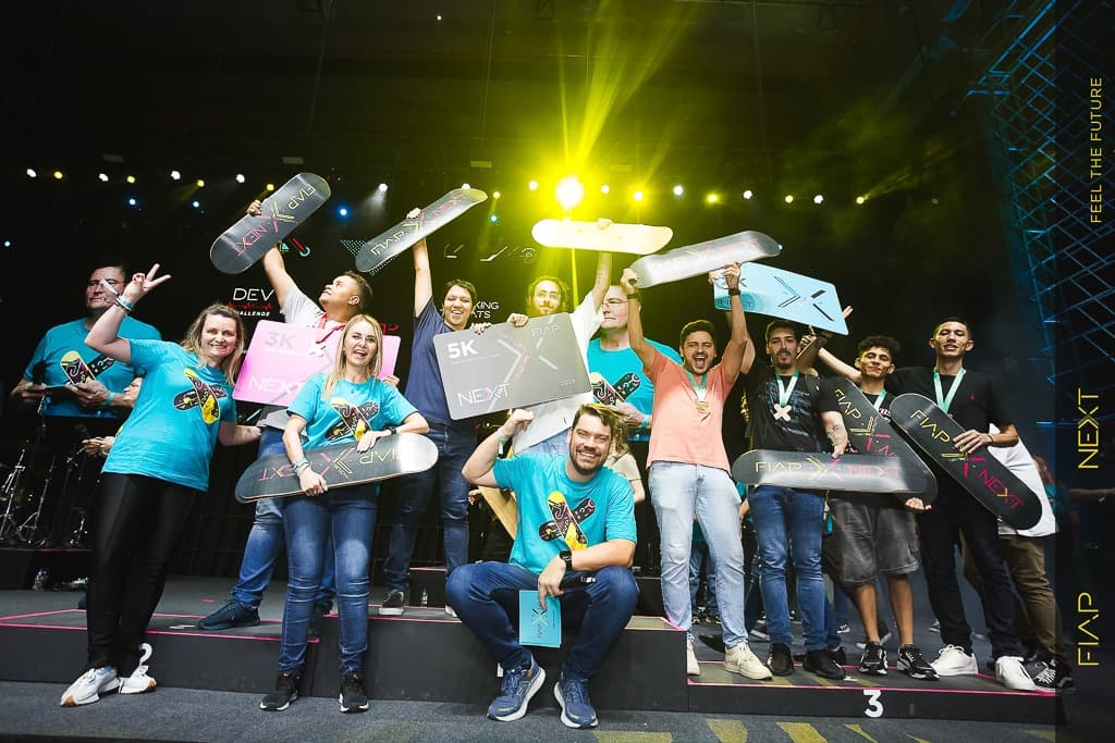 Ph no palco da FIAP recebendo reconhecimento como vencedor