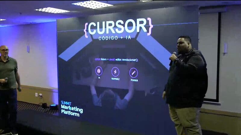 Ph no palco do Summit apresentando Cursor, código e IA